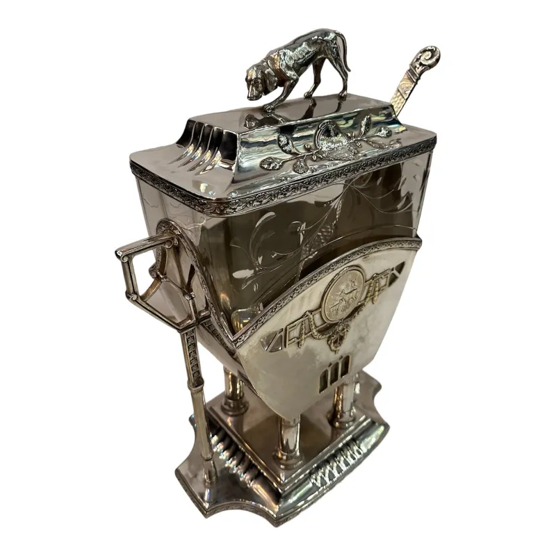 Antike WMF-Bowle mit dekorativen Details und eleganter Form, in einem klassischen Umfeld präsentiert.