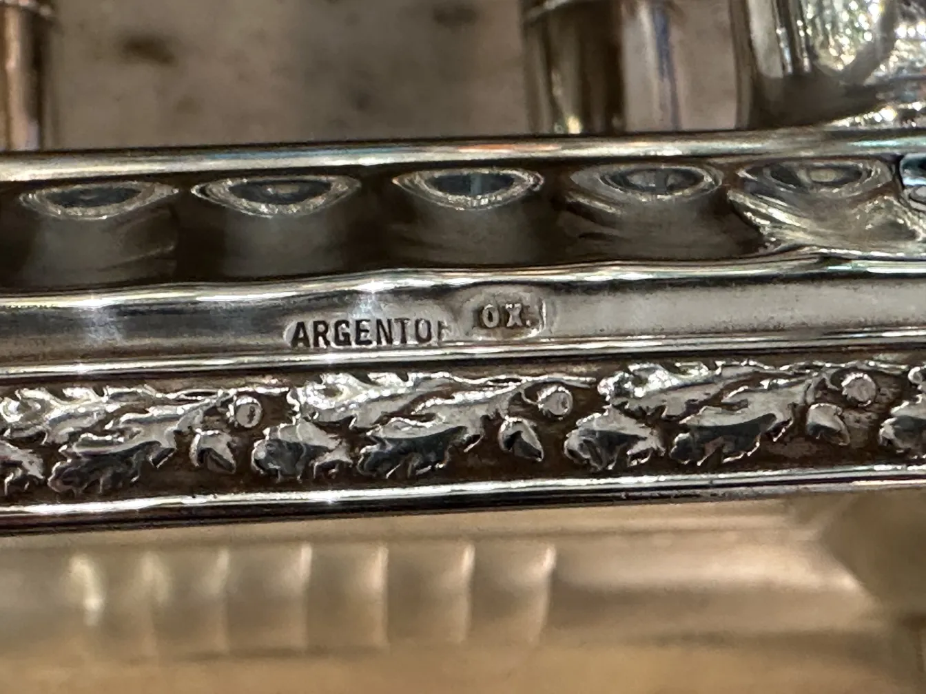 Antigua ponchera WMF decorada con detalles en relieve, brillante y ornamental.