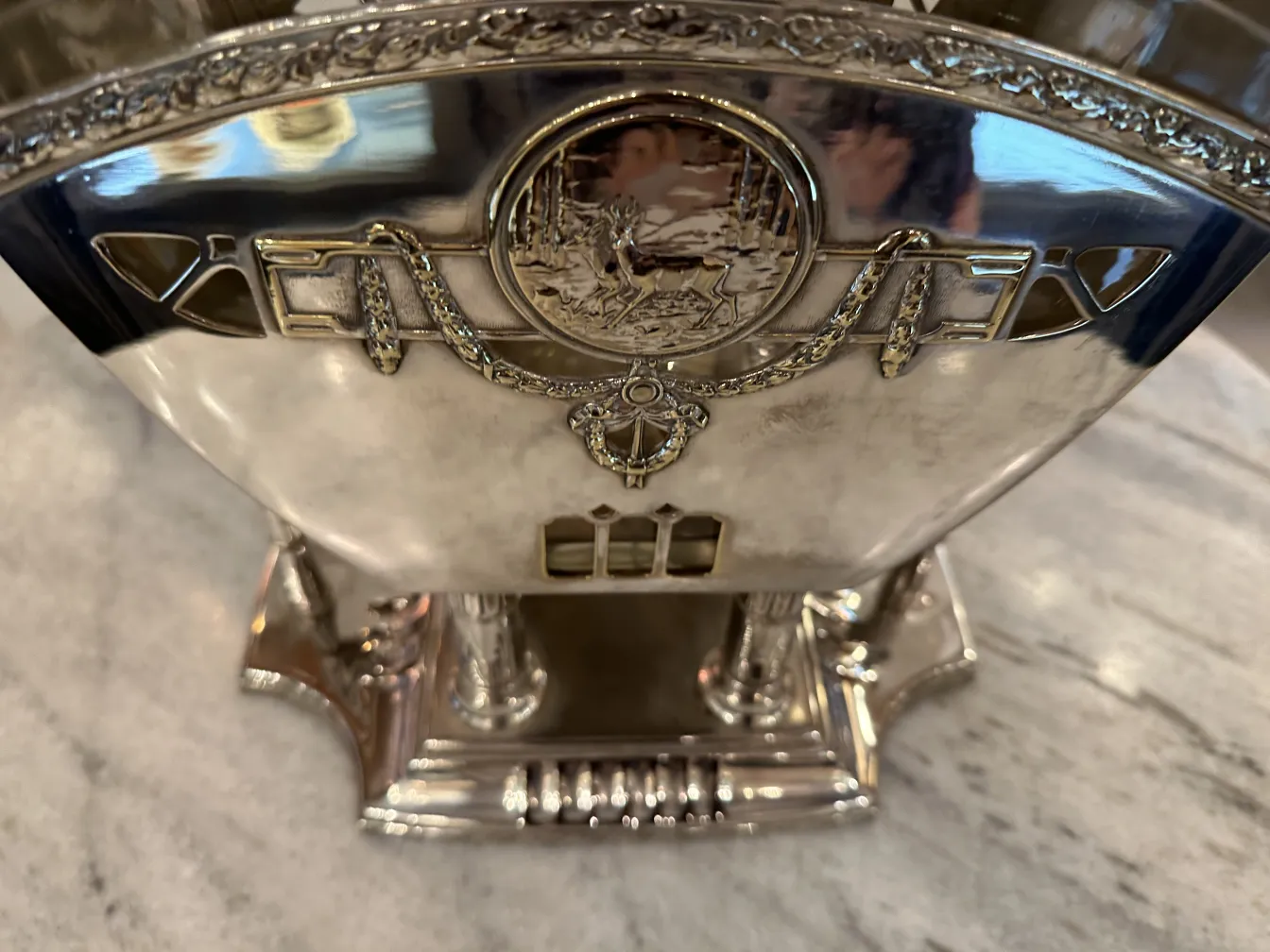 Antike WMF Bowle dekoriert mit elegantem Design und filigranen Details.