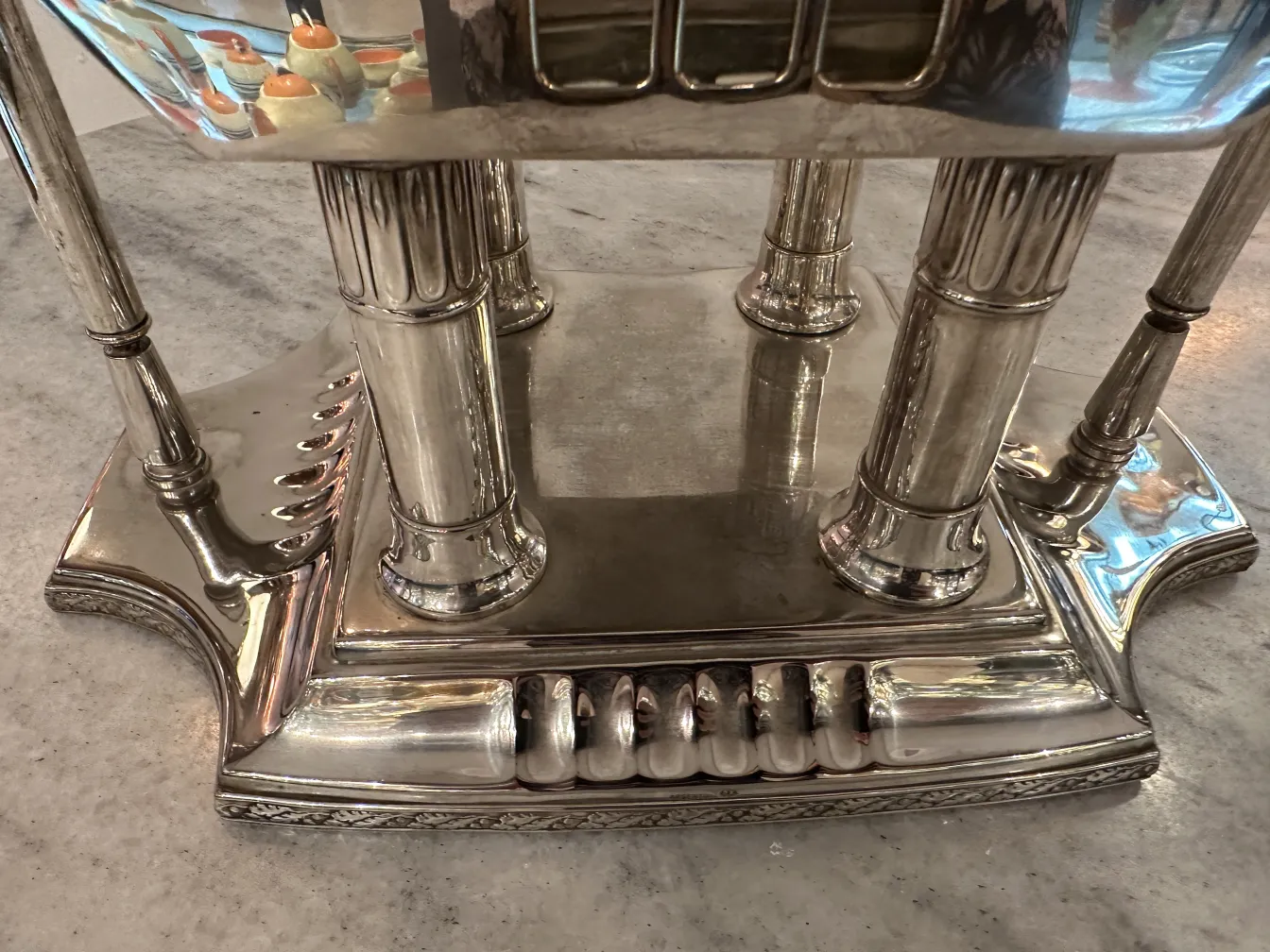 ciotola da punch WMF antica con supporto decorativo, sfondo chiaro