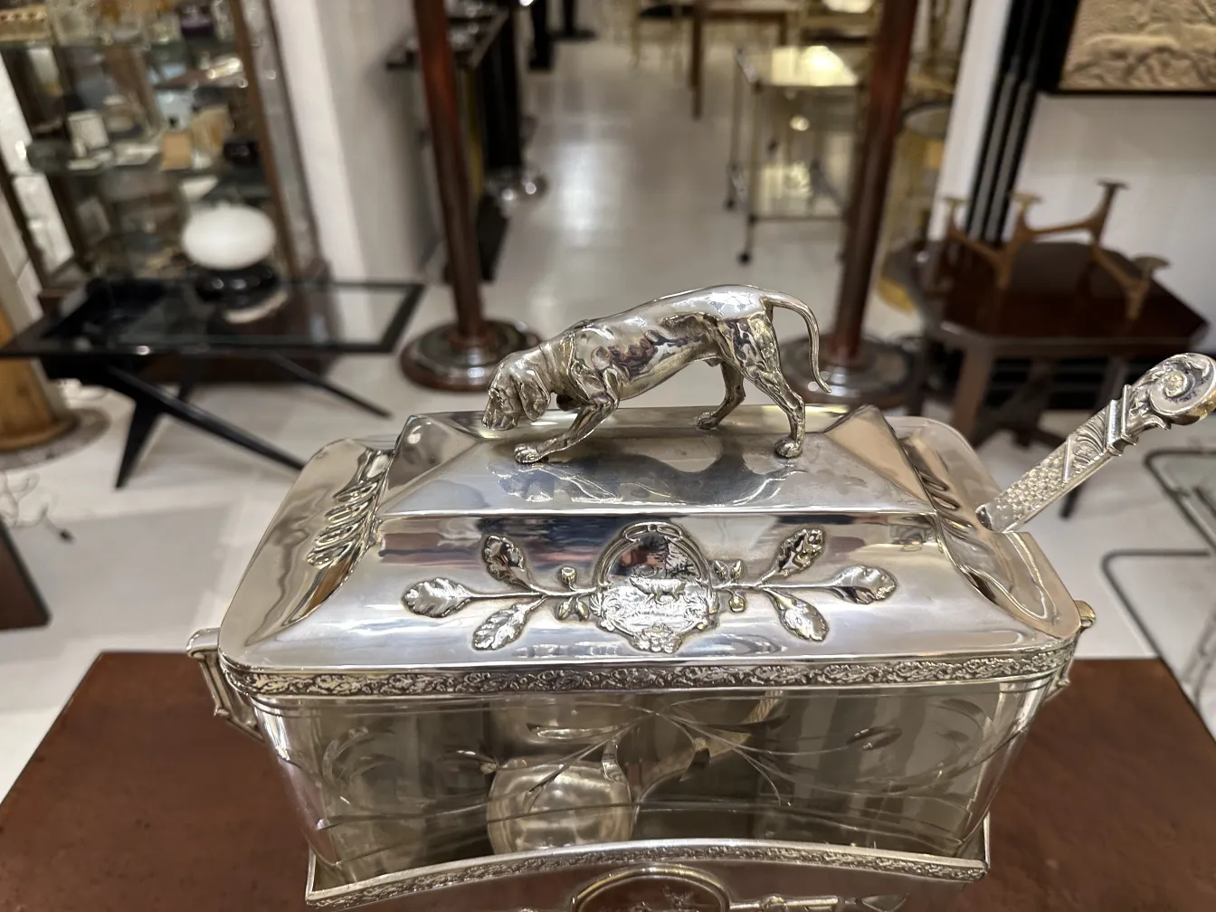 Ponchera WMF antigua con diseño detallado y tapa decorativa