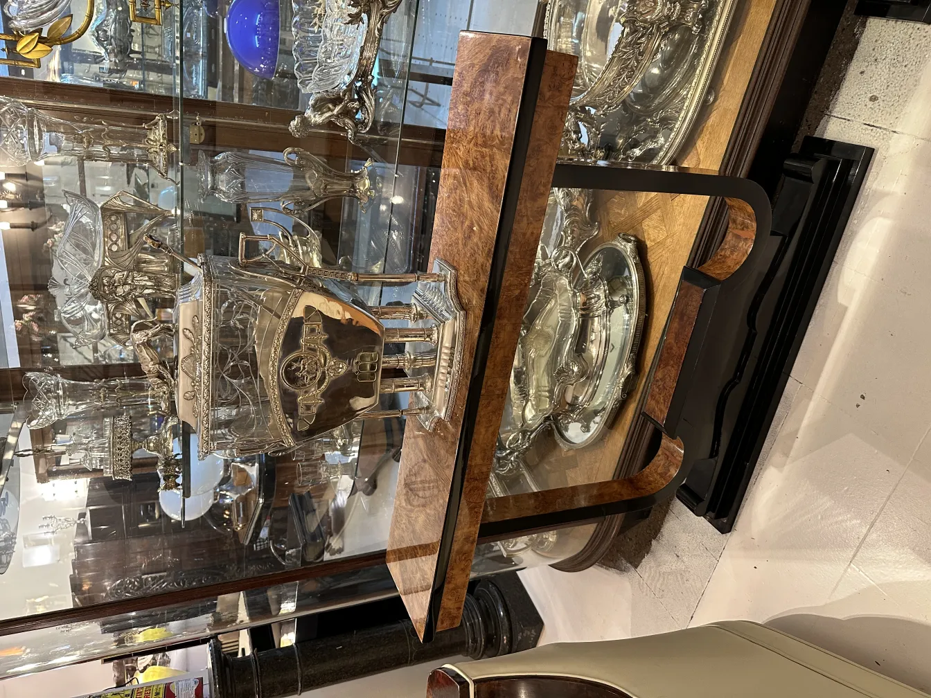 antike Bowle WMF mit dekorativem Design in der Vitrine ausgestellt