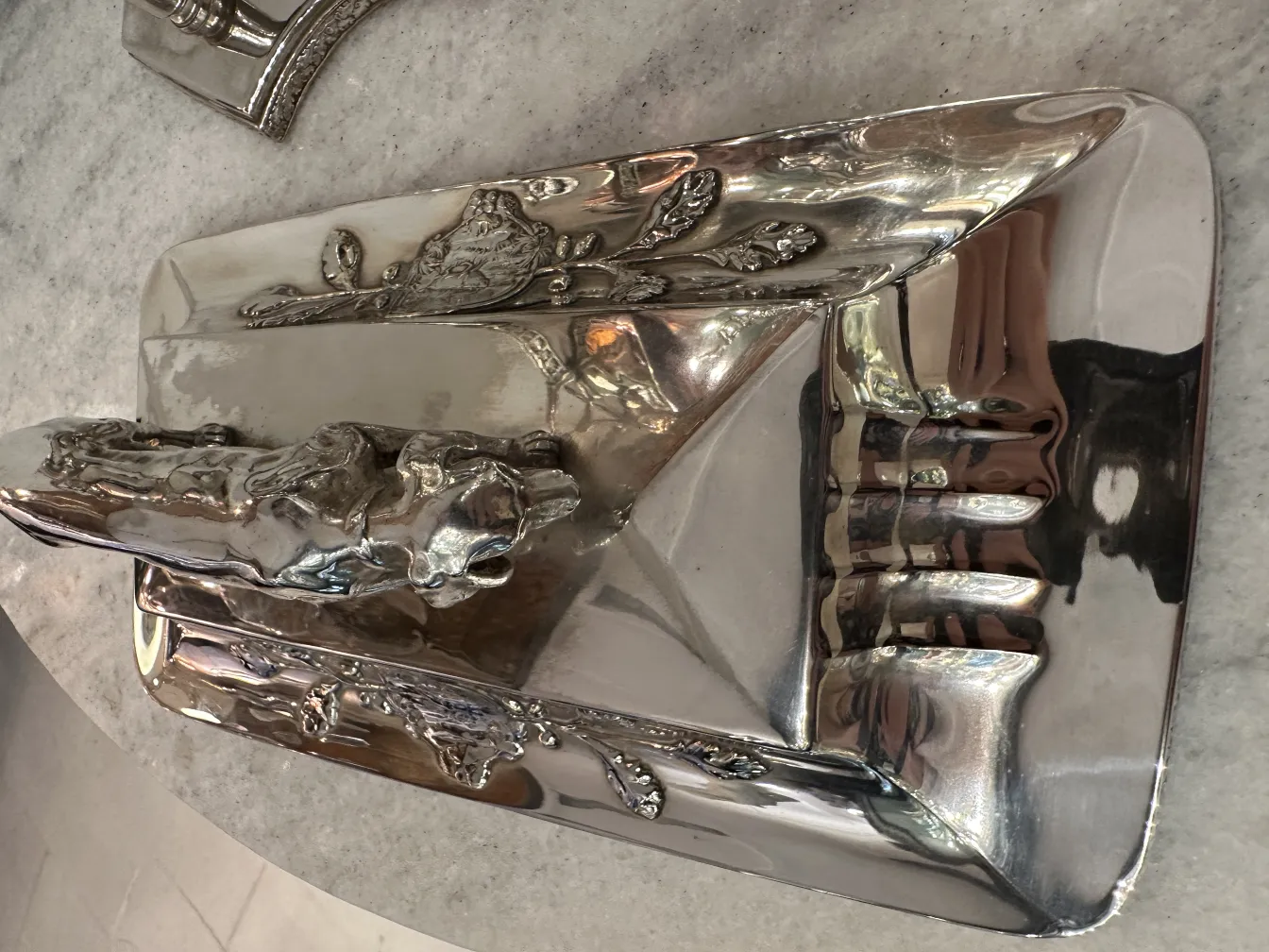 古いwmfパンチボウルの上にライオンのデザイン