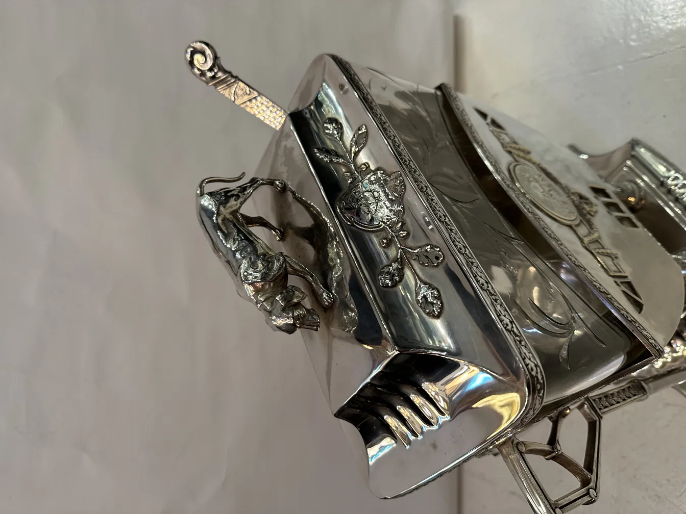 प्राचीन पंच कटोरे WMF सजावटी विवरणों और सुंदर डिजाइन के साथ