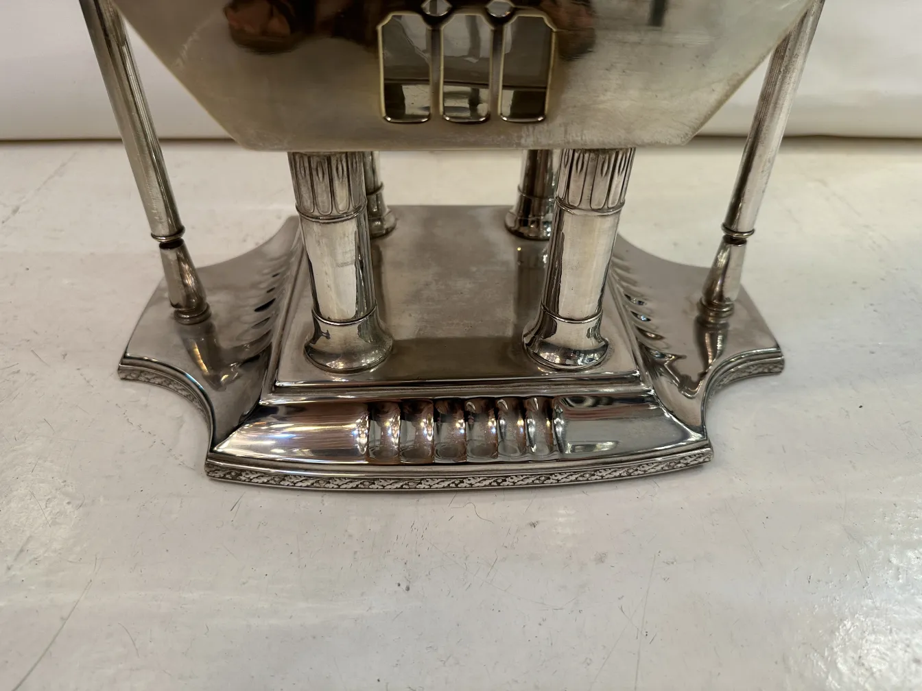 Antike WMF-Bowle mit dekorativem Sockel und einzigartigen Details.