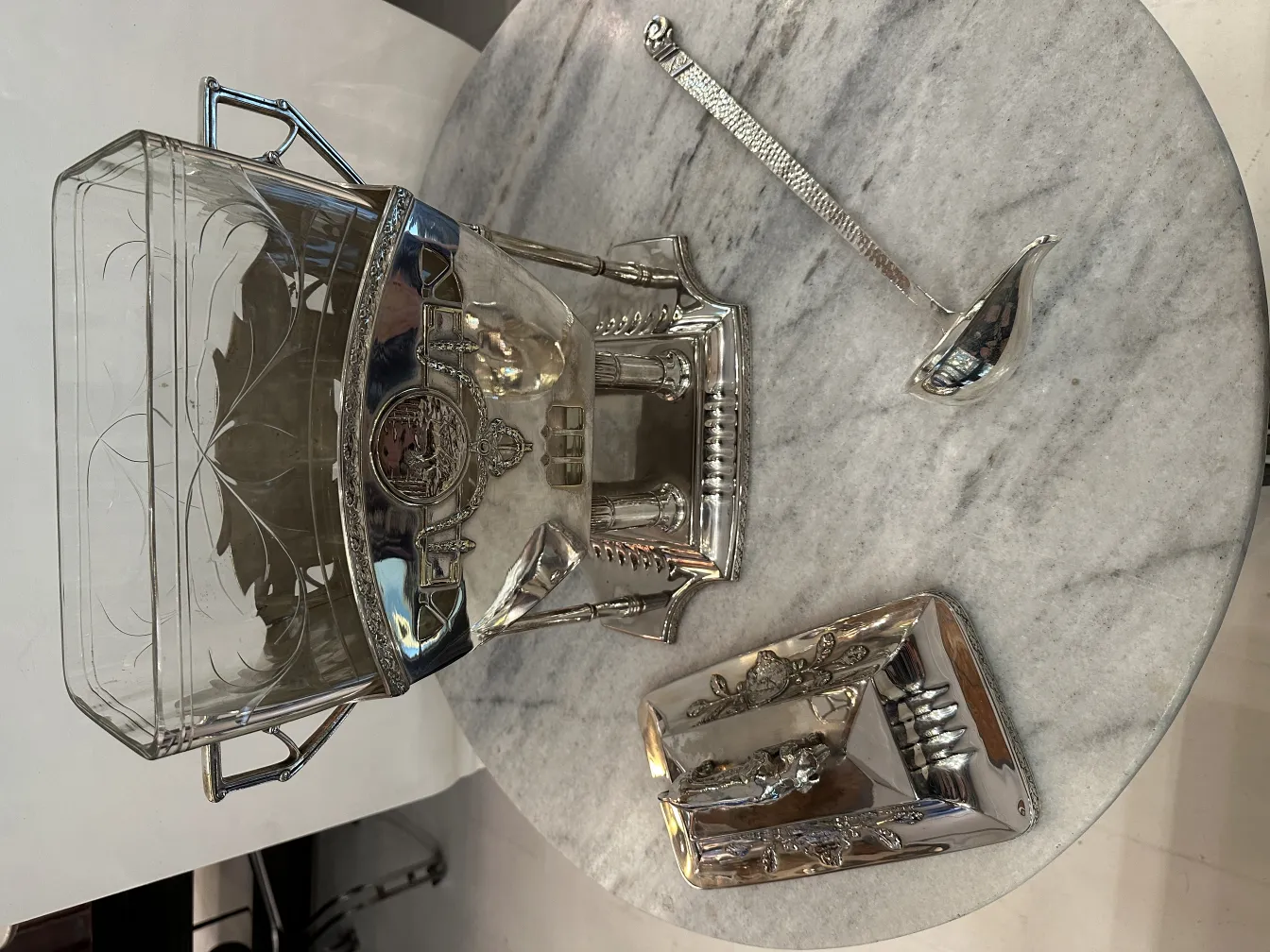 وعاء الكرز القديم wmff مع تصميم زخرفي على الطاولة