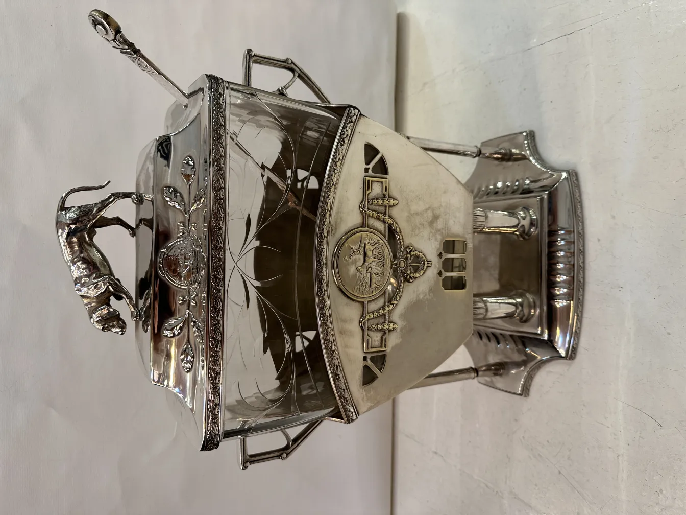 antike WMF-Bowle mit dekorativen Details und Tier