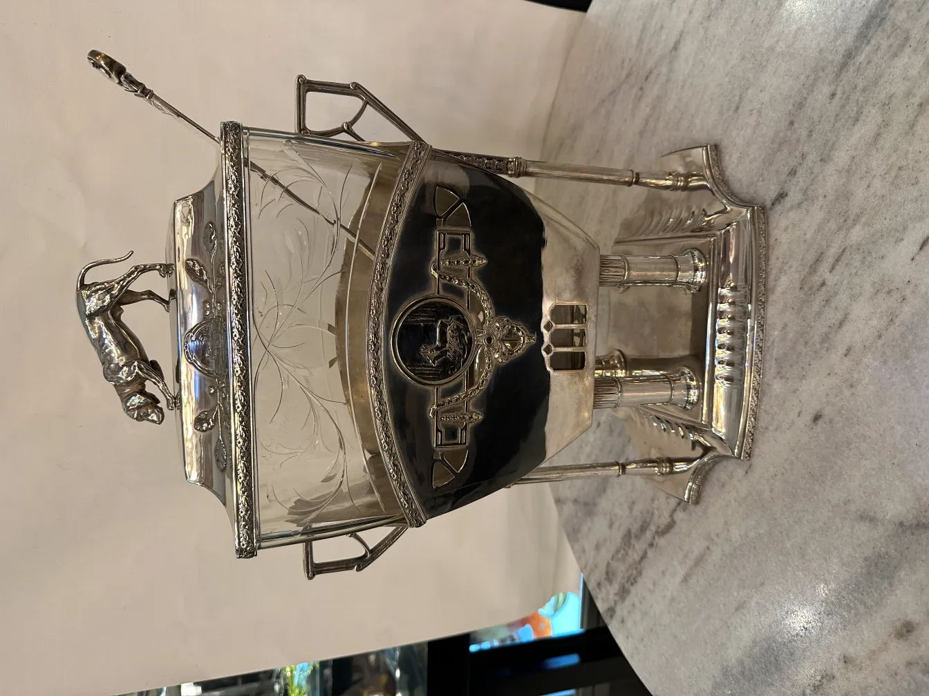 Antike WMF-Bowle mit dekorativen Details und Figur auf dem Deckel.