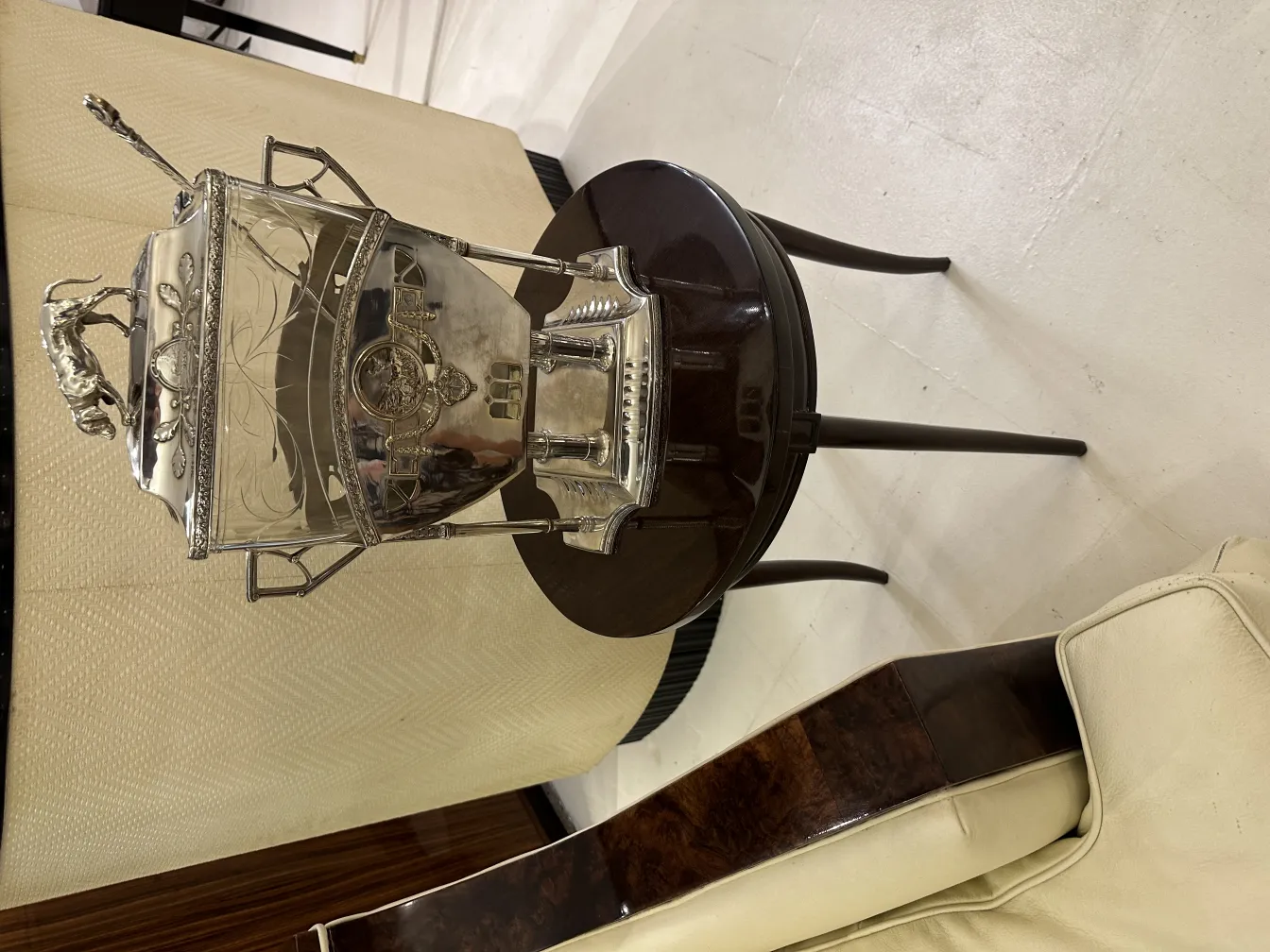 Antica ciotola da punch WMF con dettagli decorativi visibili in alto e sul manico.