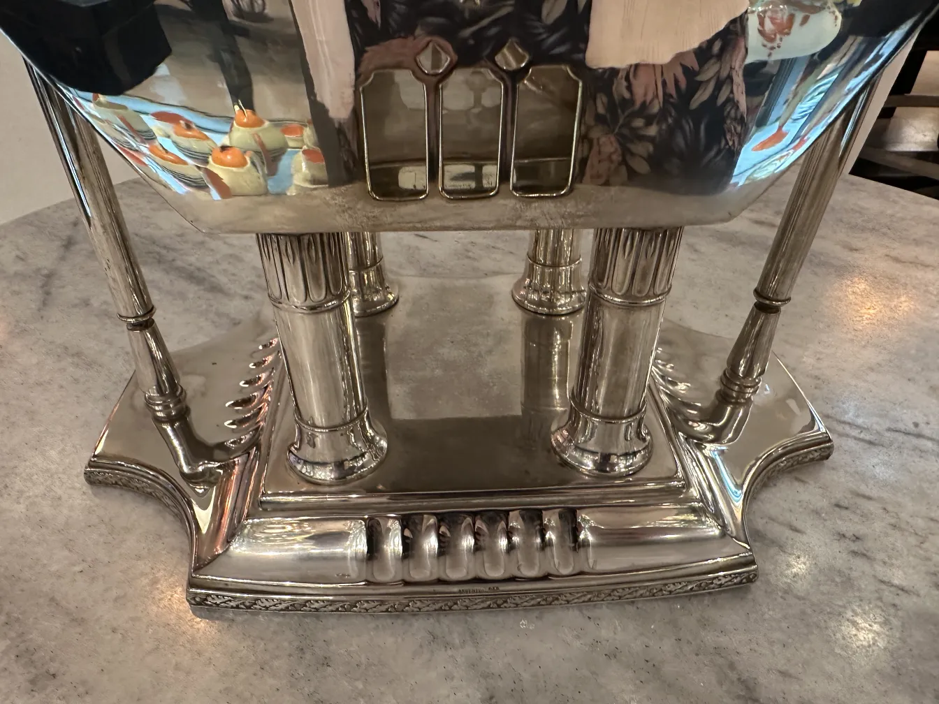 Antigua ponchera WMF con base decorativa y detalles elegantes.