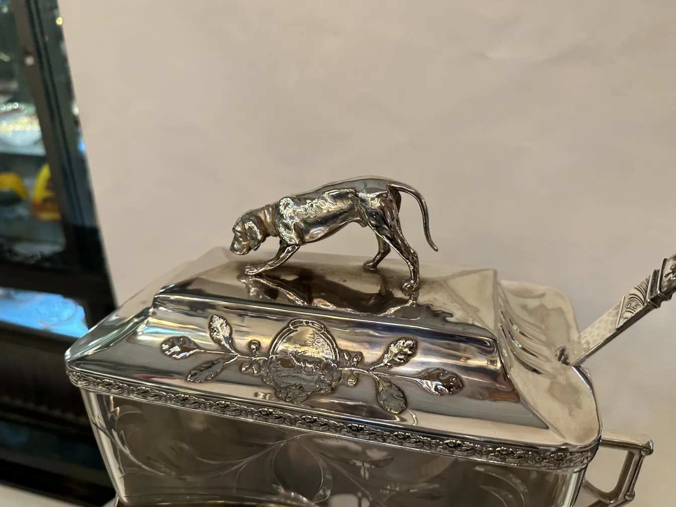 Ponchera antigua WMF con tapa decorativa y figura de animal