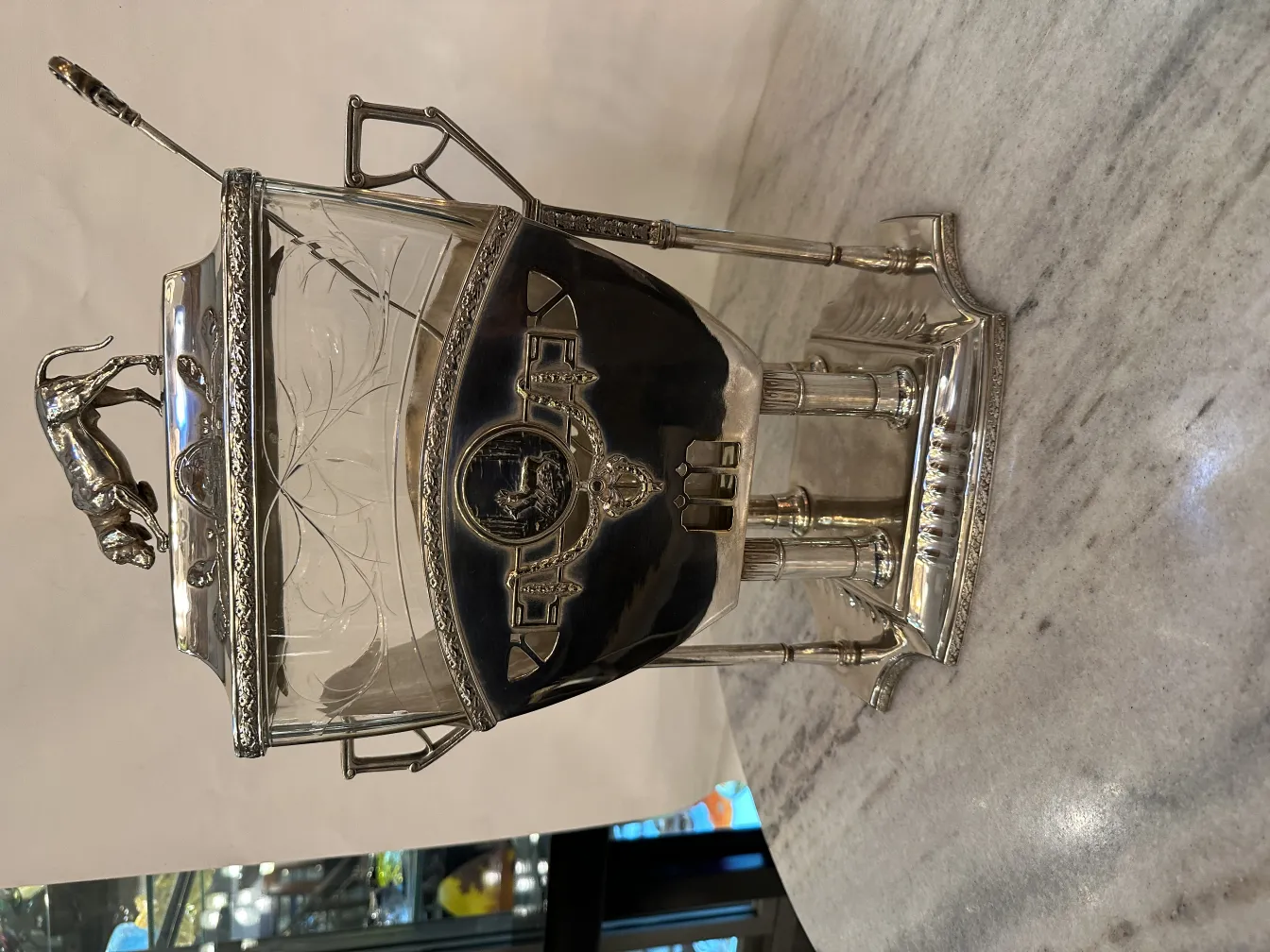 Antike WMF-Bowle mit elegantem Design und dekorativen Details, perfekt für das Servieren von Getränken bei Veranstaltungen.