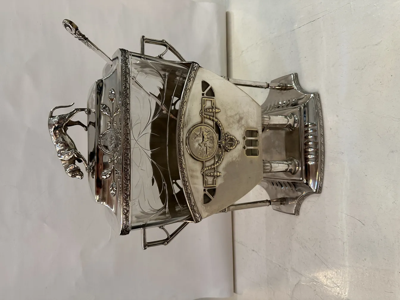 복잡한 디자인 세부 사항이 있는 고대 WMF 펀치볼