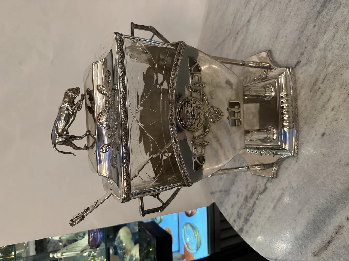 प्राचीन WMF पंच कटोरा जिसमें सजावटी तत्व और हैंडल हैं।