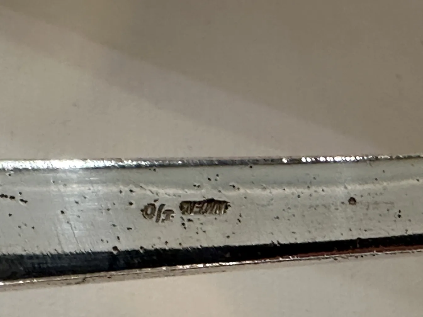 dettaglio di un'antica ciotola da punch WMF con incisione