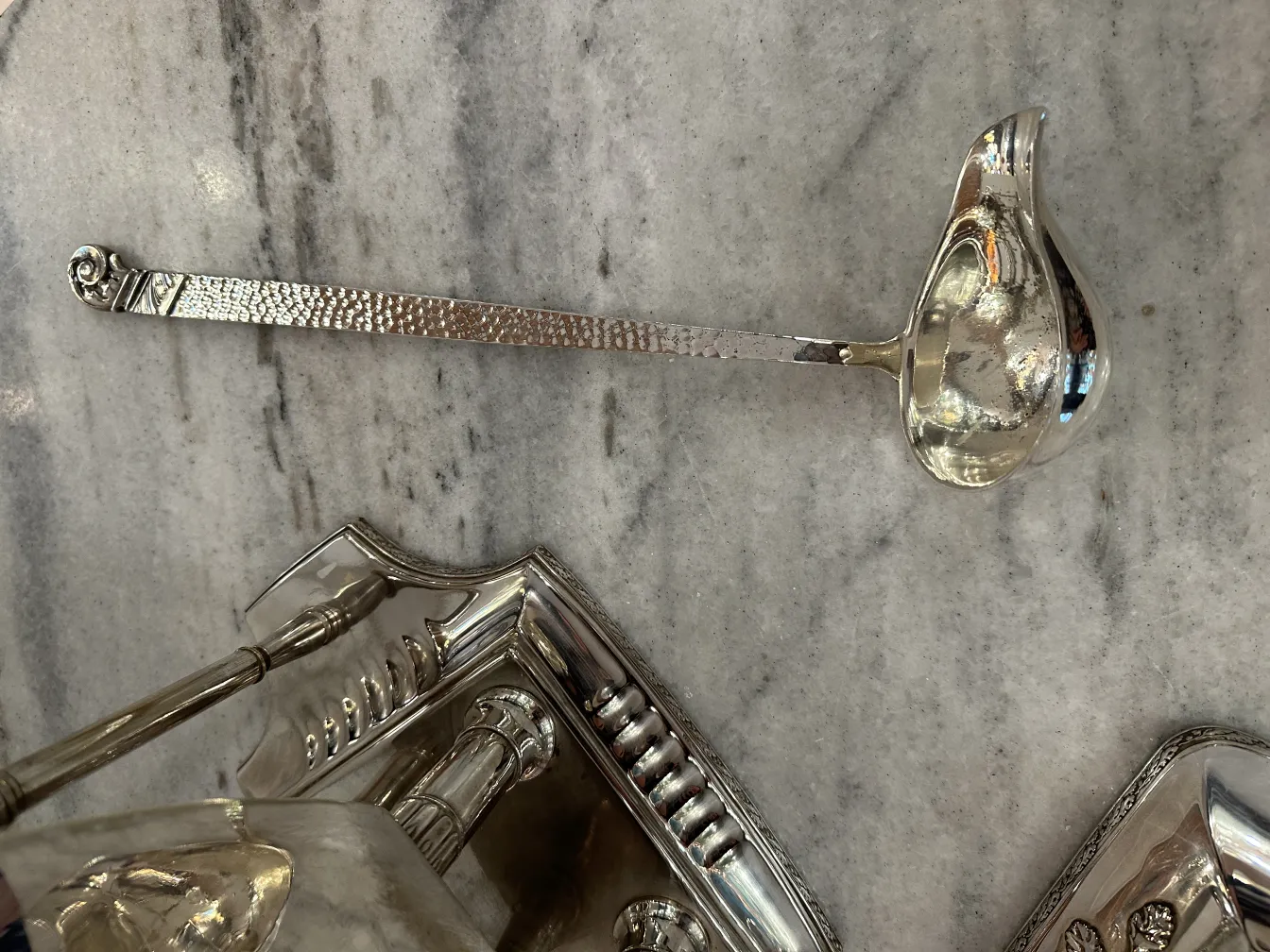 고풍스러운 wmfn 펀치볼과 국자가 대리석 위에