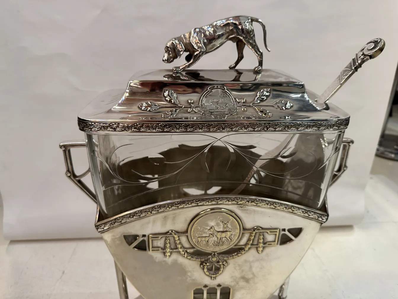 Antike WMF-Bowle mit Deckel und Hundefigur, elegantes Design.