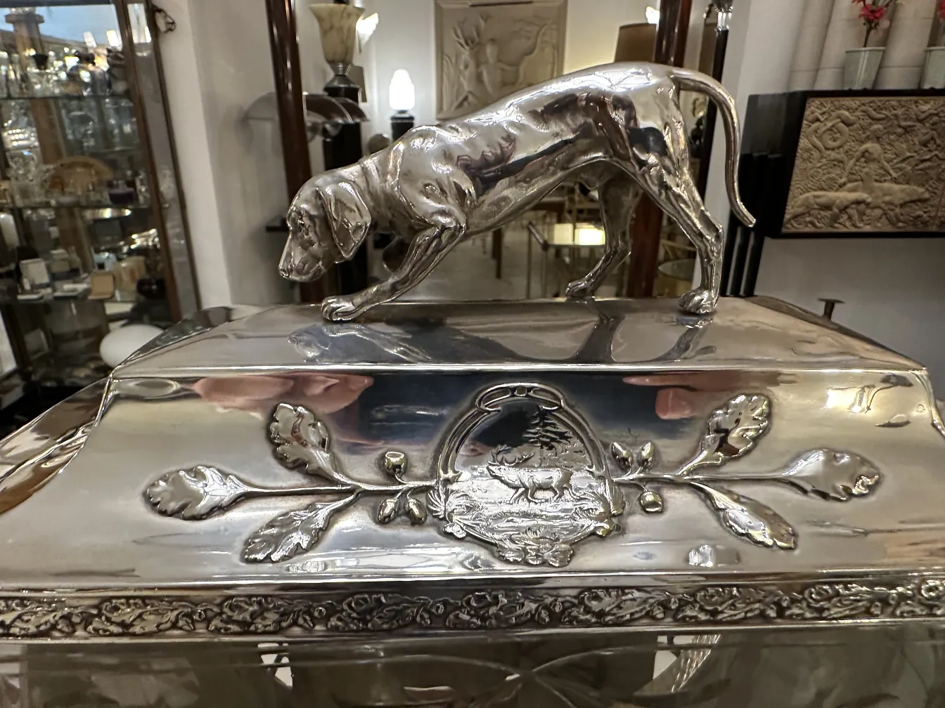 antike Bowle WMF mit dekorativem Hund und aufwändigen Details