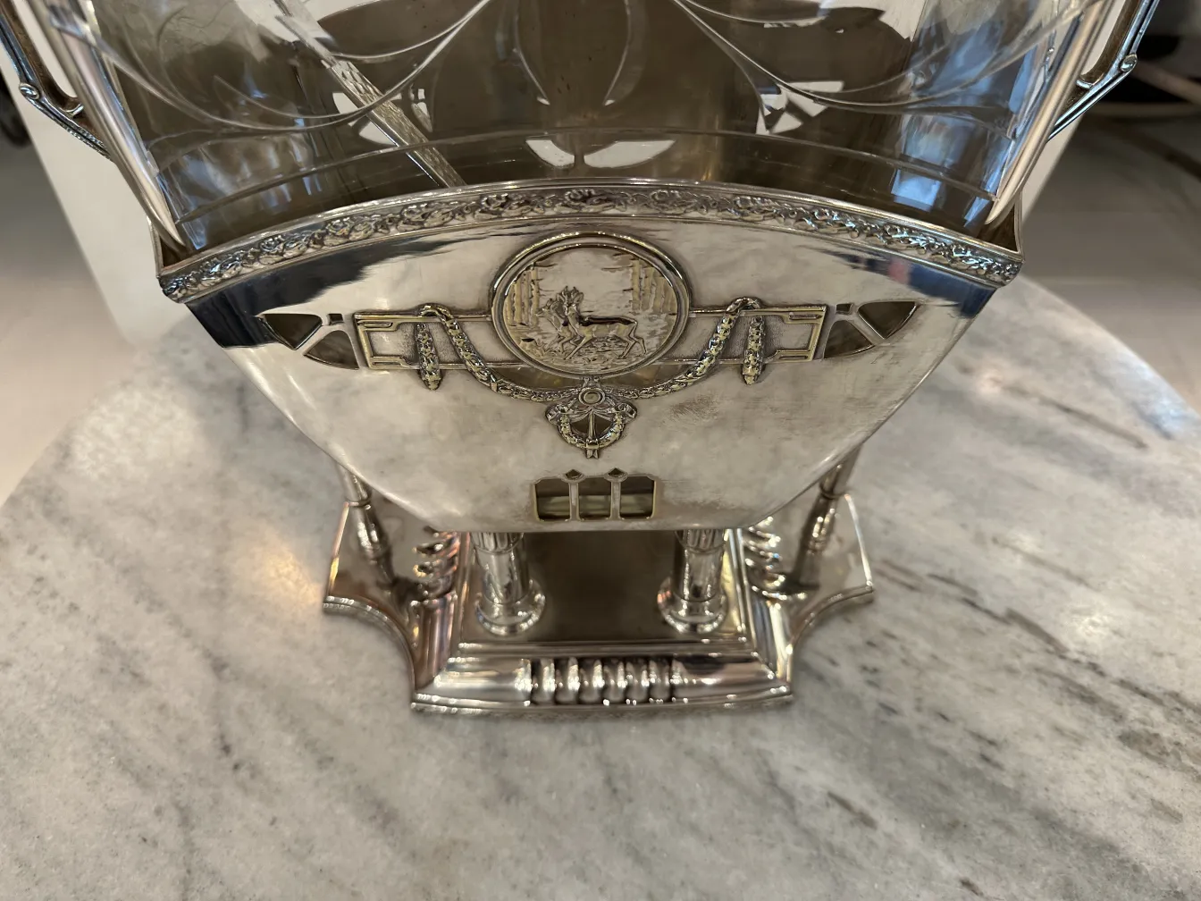 古董潘趣酒碗wmf装饰，设计复杂，放置在桌子上。优雅的氛围。