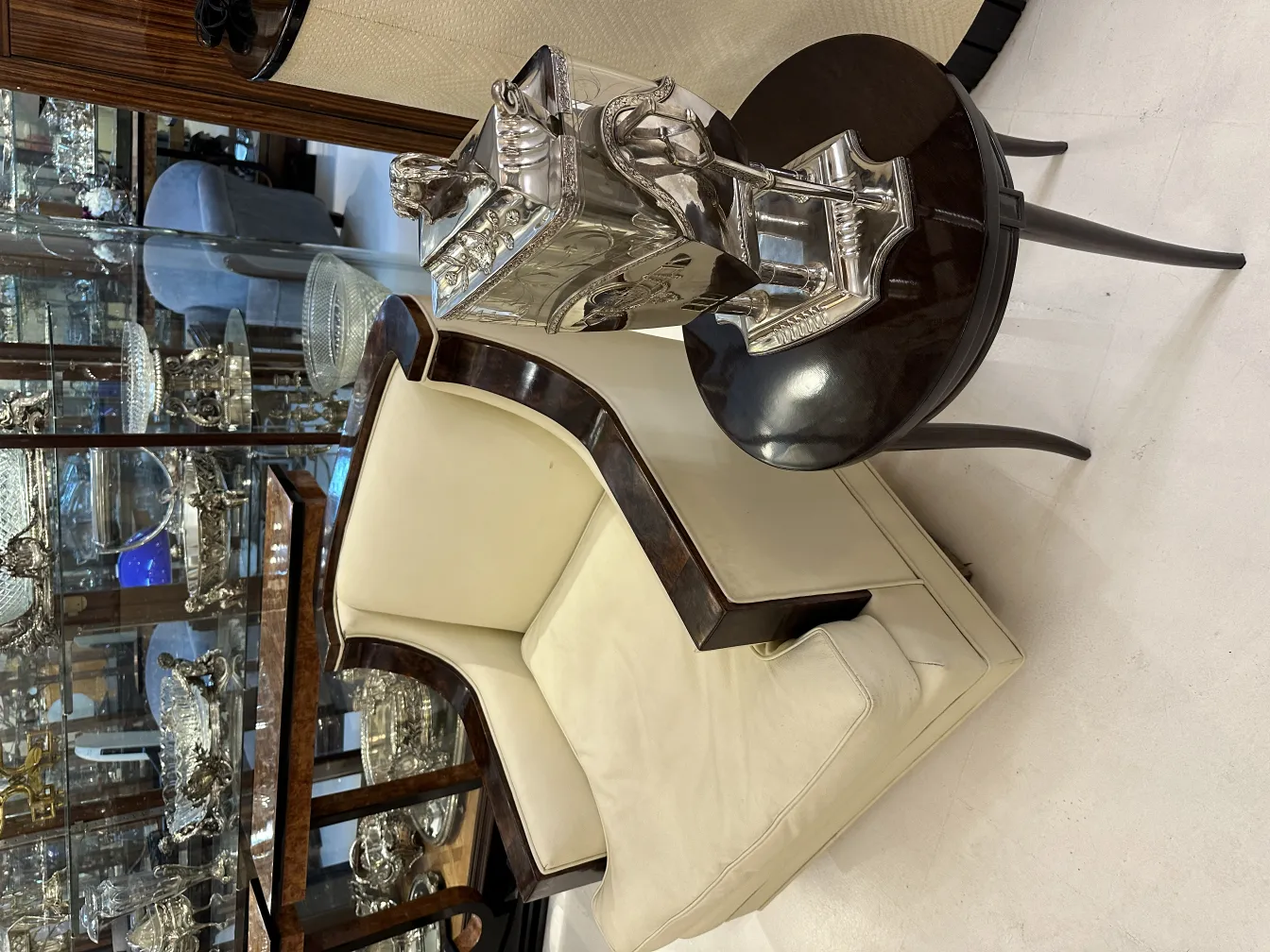 Antike Bowle WMF in einem eleganten Ambiente mit Stuhl