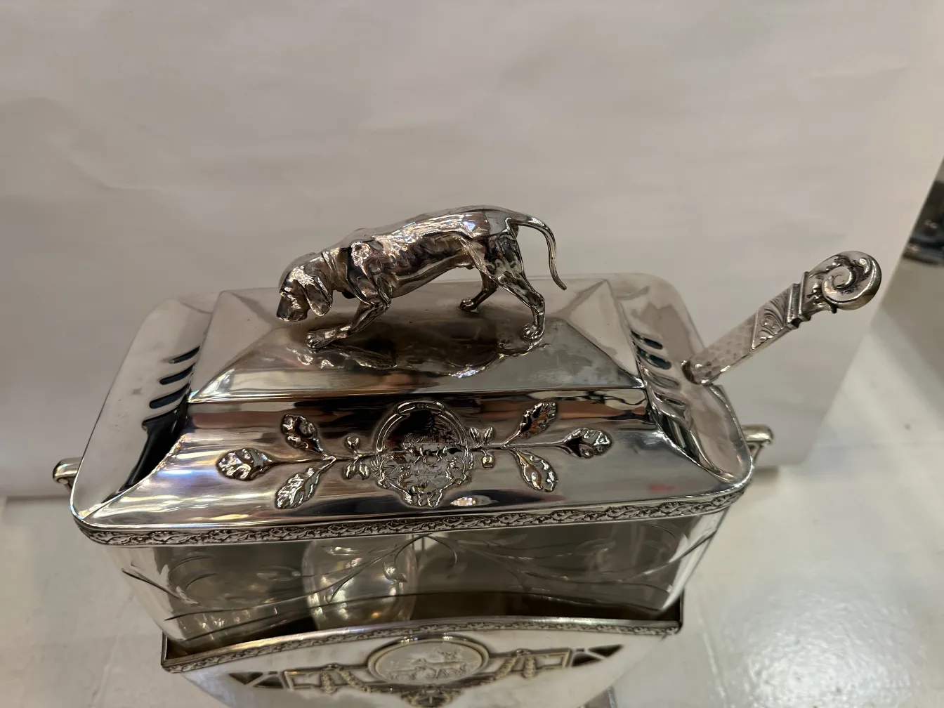 Antike WMF Bowle mit einem Hund auf dem Deckel, dekorativ und elegant.