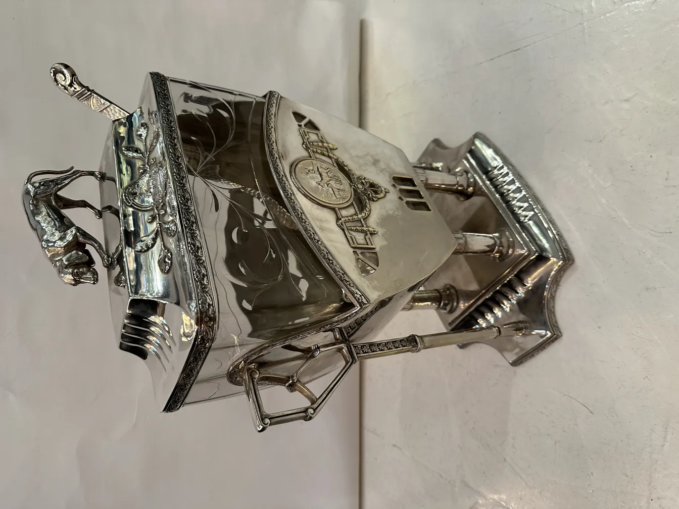 Античная чаша для пунша WMF с дизайном лошадей на крышке