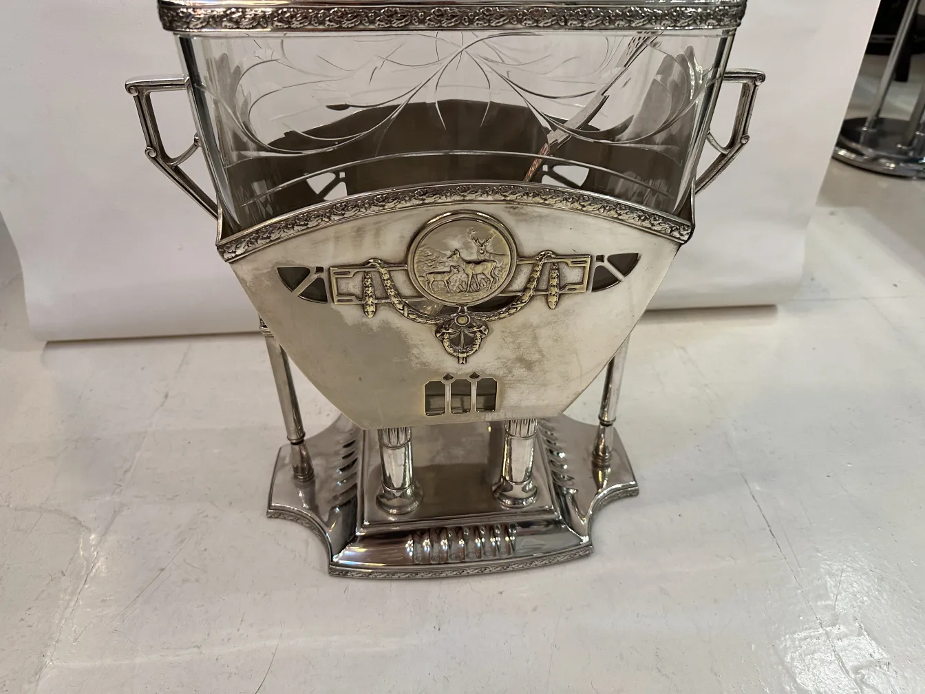 Bol à punch antique WMF avec design élégant et base.