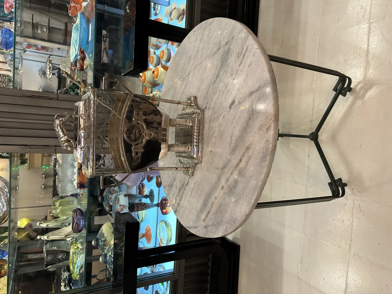 古董潘趣酒碗WMF，带有优雅细节，放在大理石桌上