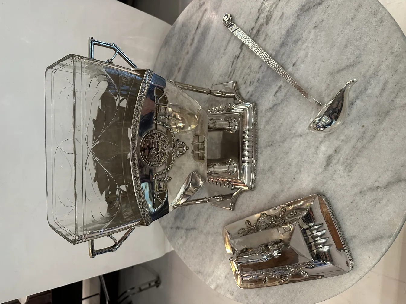 وعاء البانش WMF القديم مع ملعقة في بيئة أنيقة.