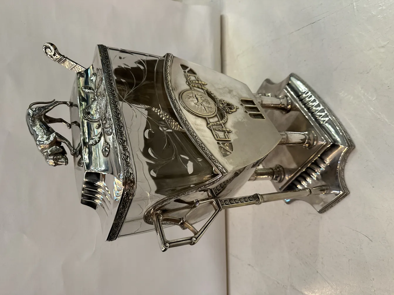 प्राचीन WMF पंच कटोरे जिसमें सजावटी घोड़ा और सुरुचिपूर्ण डिज़ाइन है