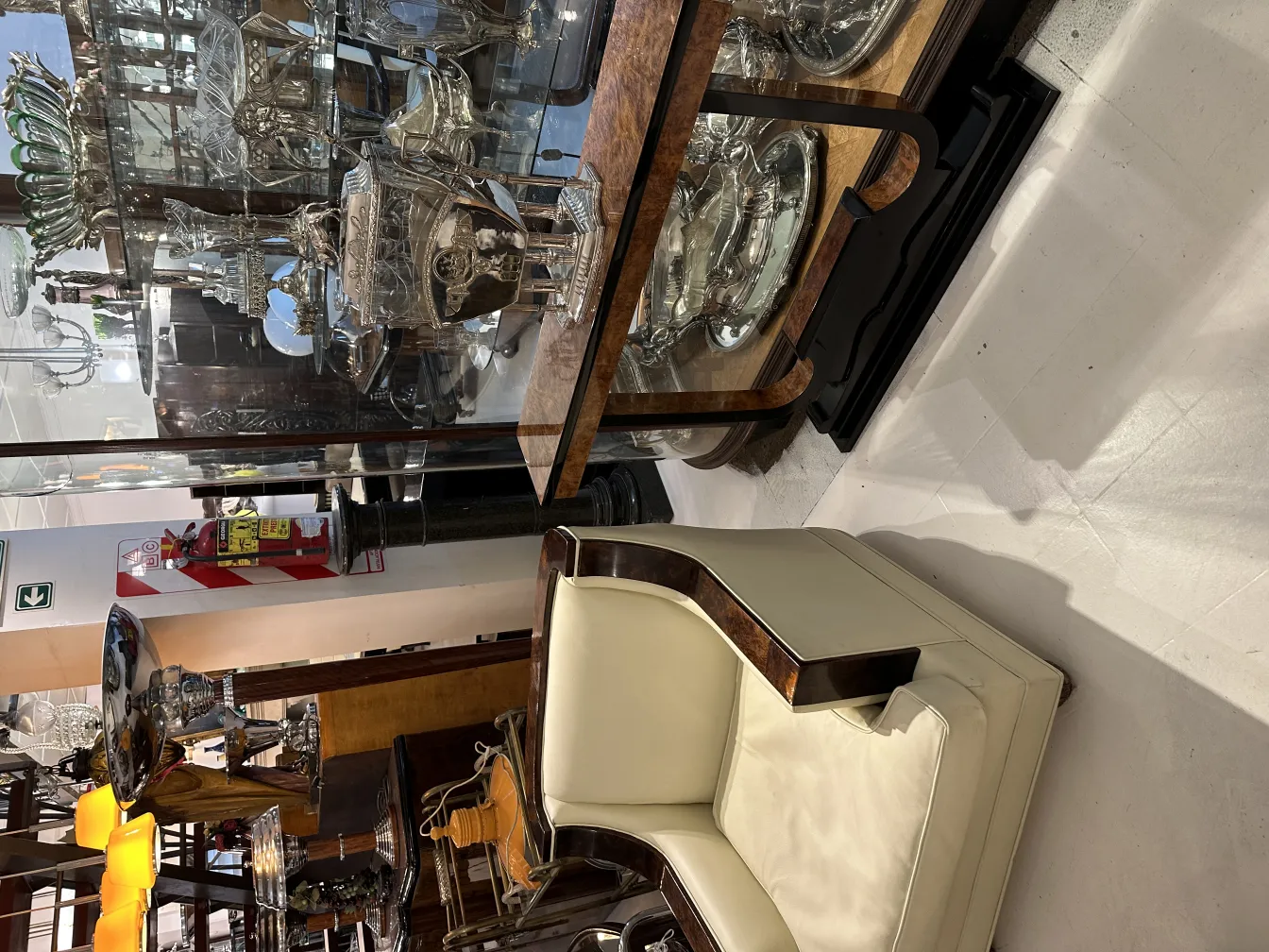 Вид на антикварную чашу для пунша WMF с другими декоративными предметами