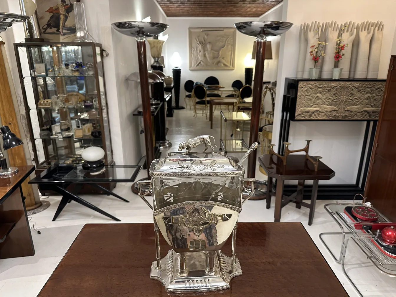 Ancienne bol à punch WMF avec design élaboré et élégant, dans une scène vintage.