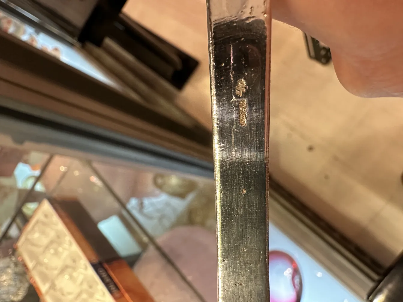 Antica ciotola da punch WMF, perfetta per feste, circondata da decorazioni.