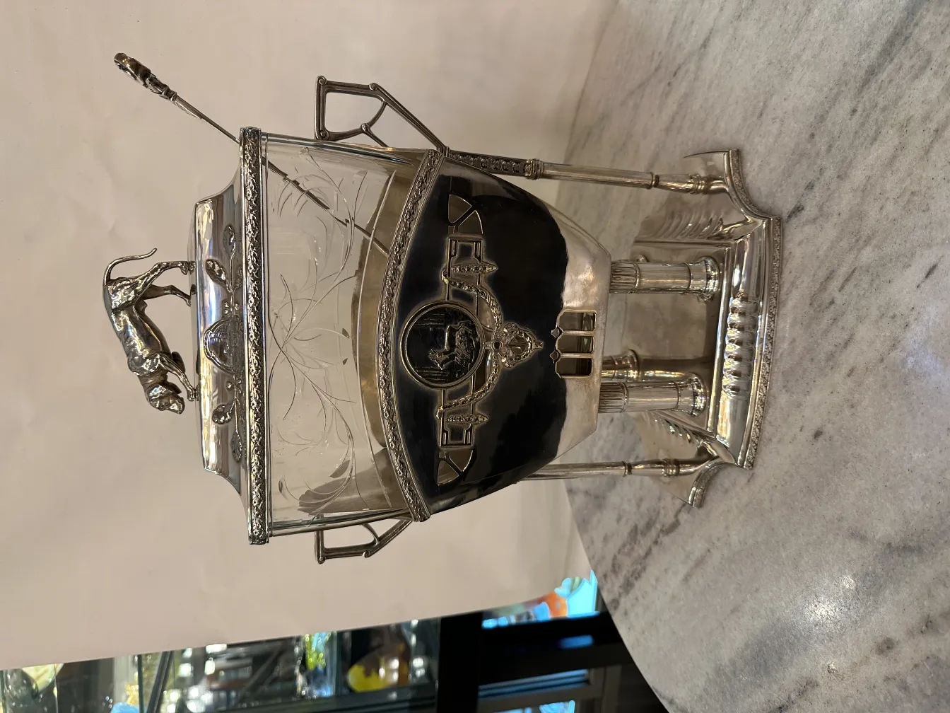 antigua ponchera WMF decorada, con elegante diseño y detalles