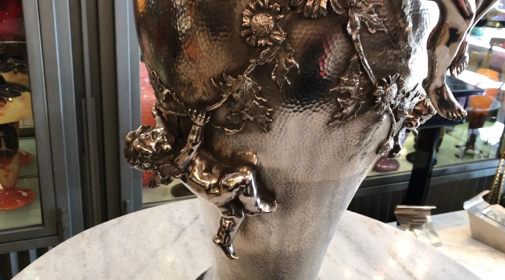 antike vase mit Figuren und Blättern verziert