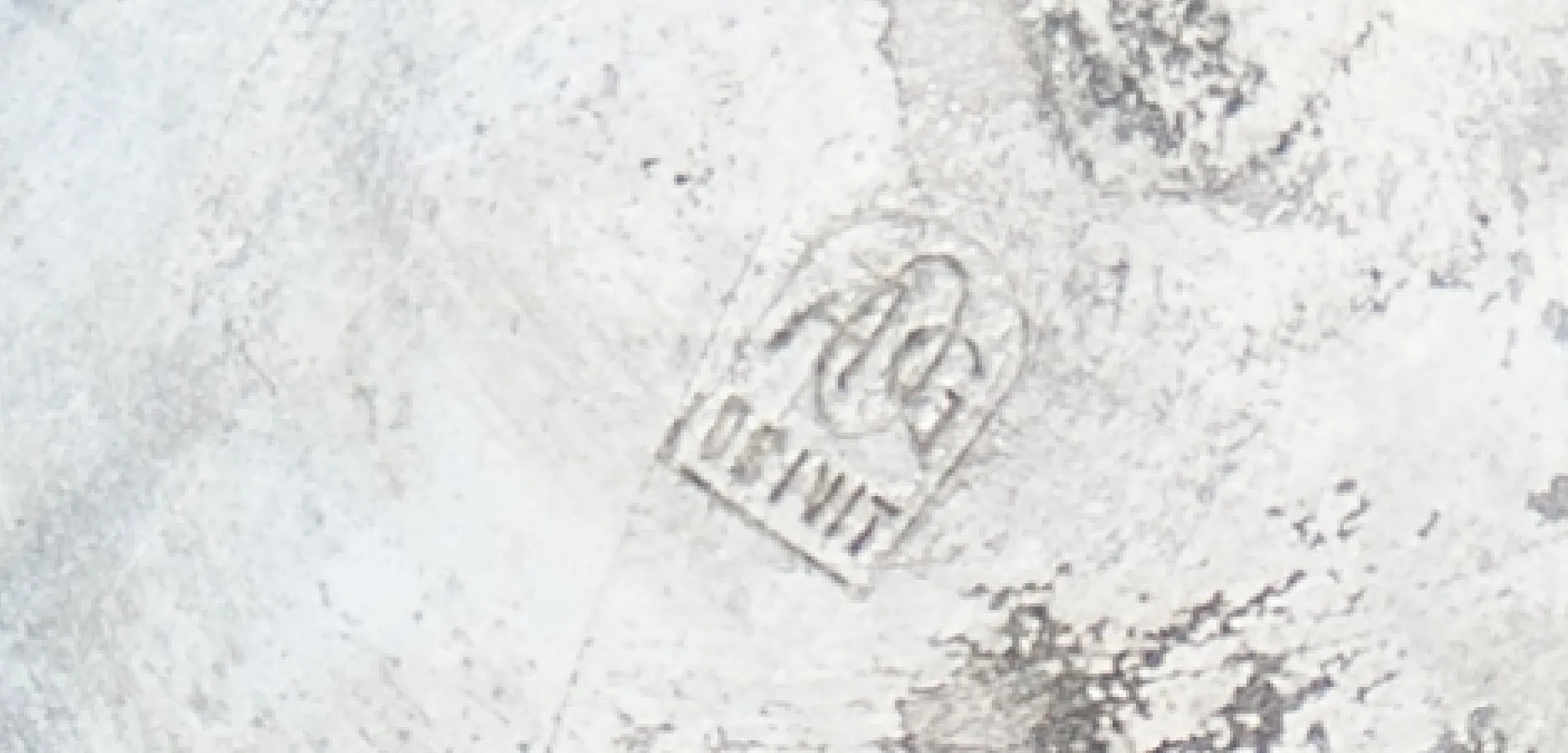 Vaso antico Orivit con segni visibili sulla superficie.