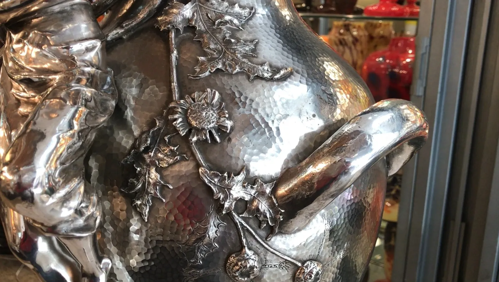 vaso antigo orivit com detalhes florais em metal