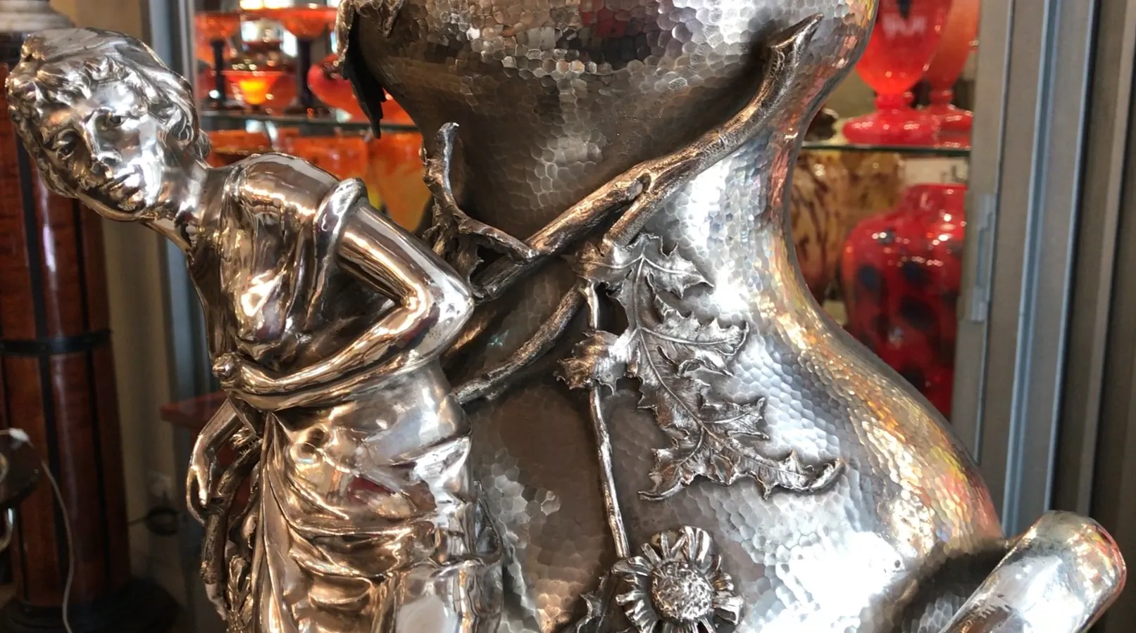 Vase antique Orivit avec figurine féminine et décorations florales dans un cadre vintage.