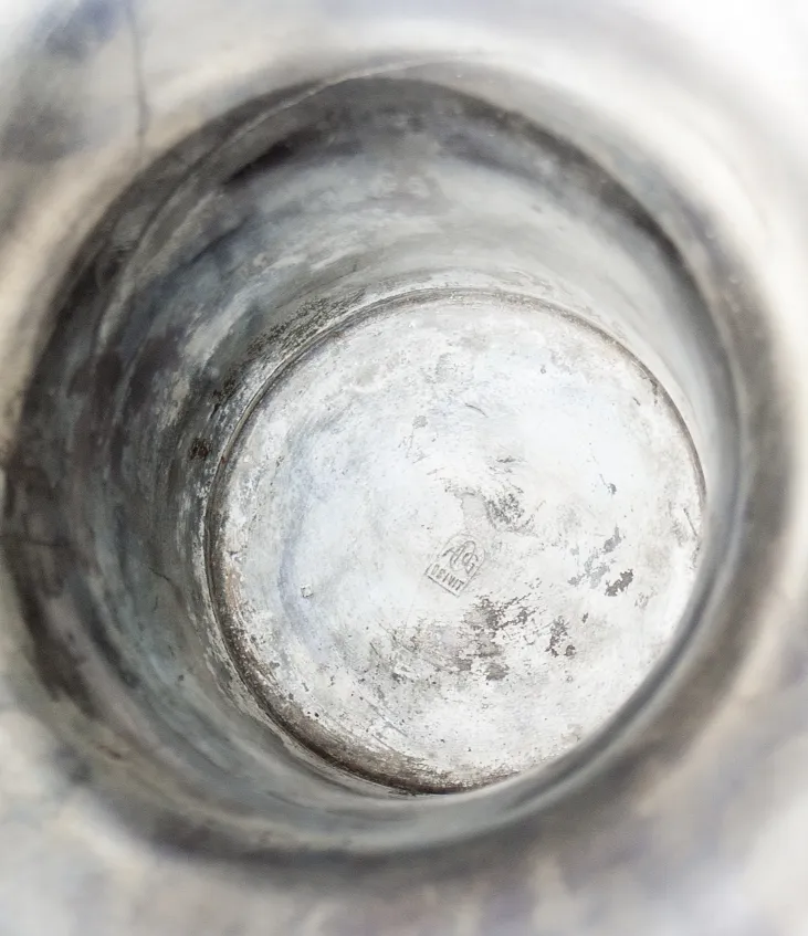 Interno di un vaso antico Orivit con dettagli sottili.