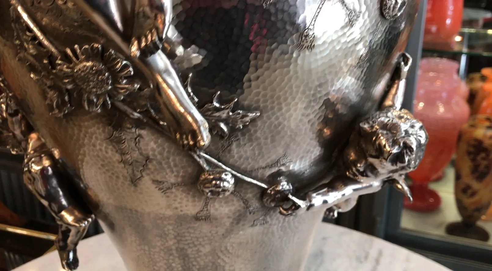 装飾の詳細が豊富なアンティーク花瓶Orivitとクラシックな雰囲気。