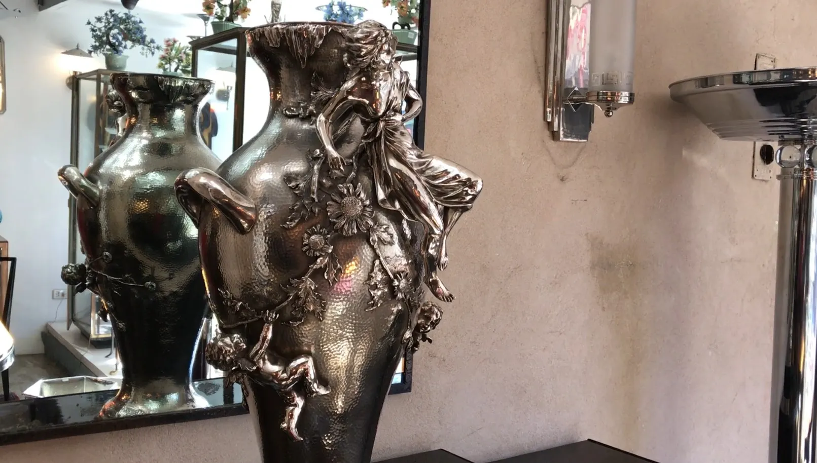 Vaso Orivit antico con decorazioni elaborate.