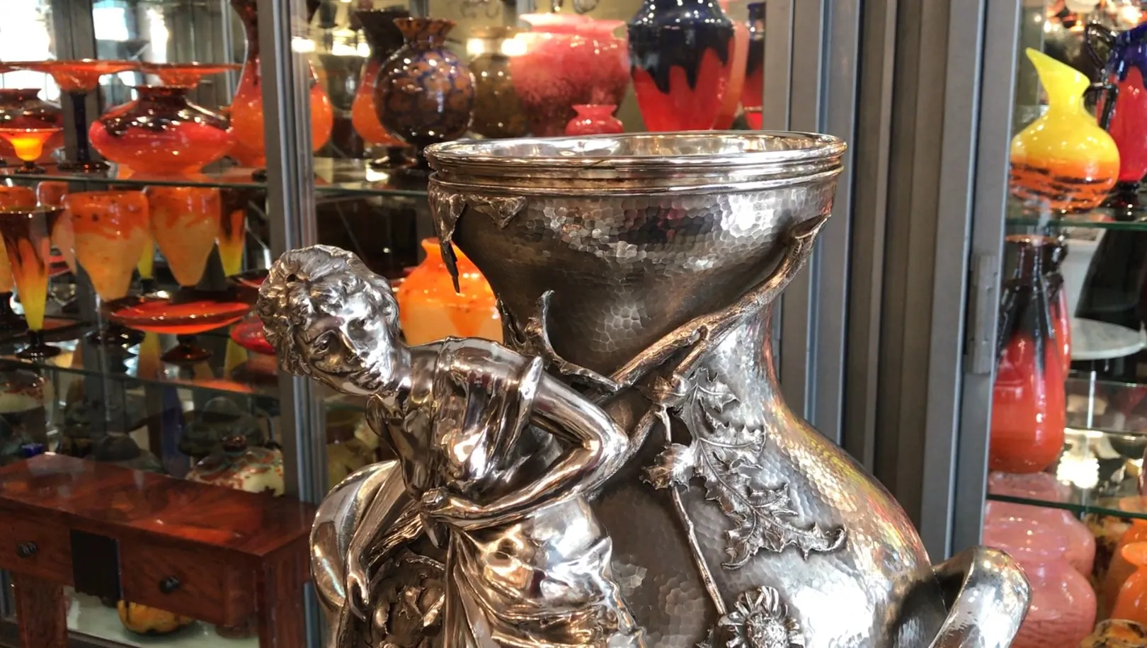 vaso antigo orivit com detalhes decorativos, fundo com outros objetos