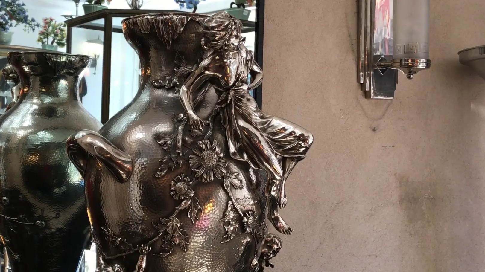 antike Vase Orivit mit Blumen und Frauenfigur verziert