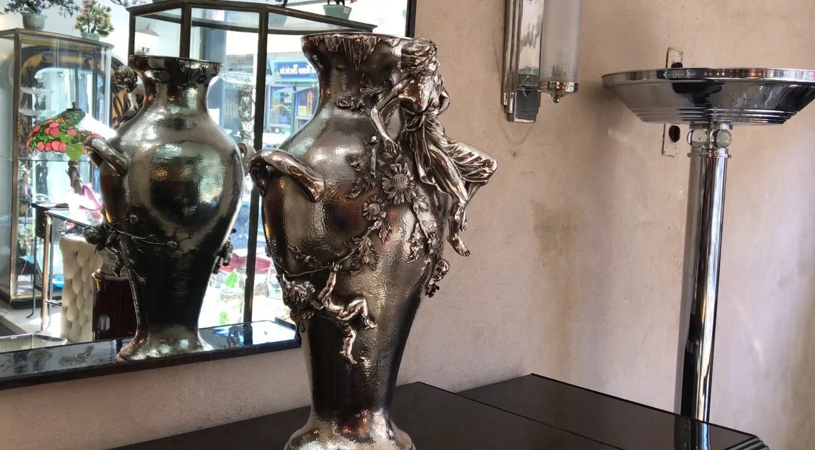 Vase ancien Orivit avec un design détaillé et des reflets brillants dans un cadre élégant.