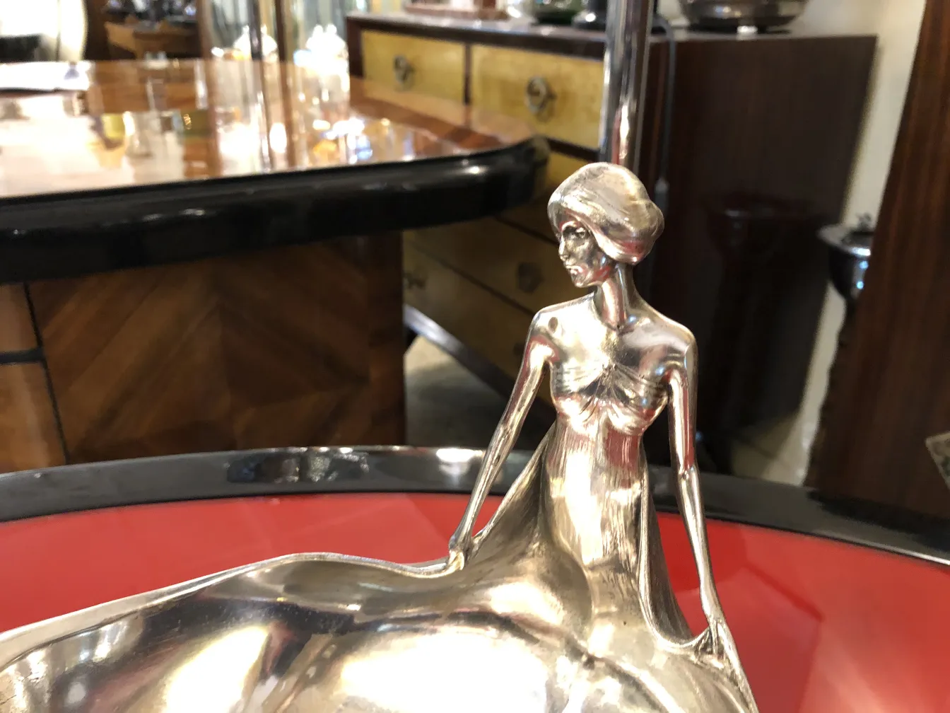 女性のスタイライズドフィギュアがあるアンティークレタートレイ