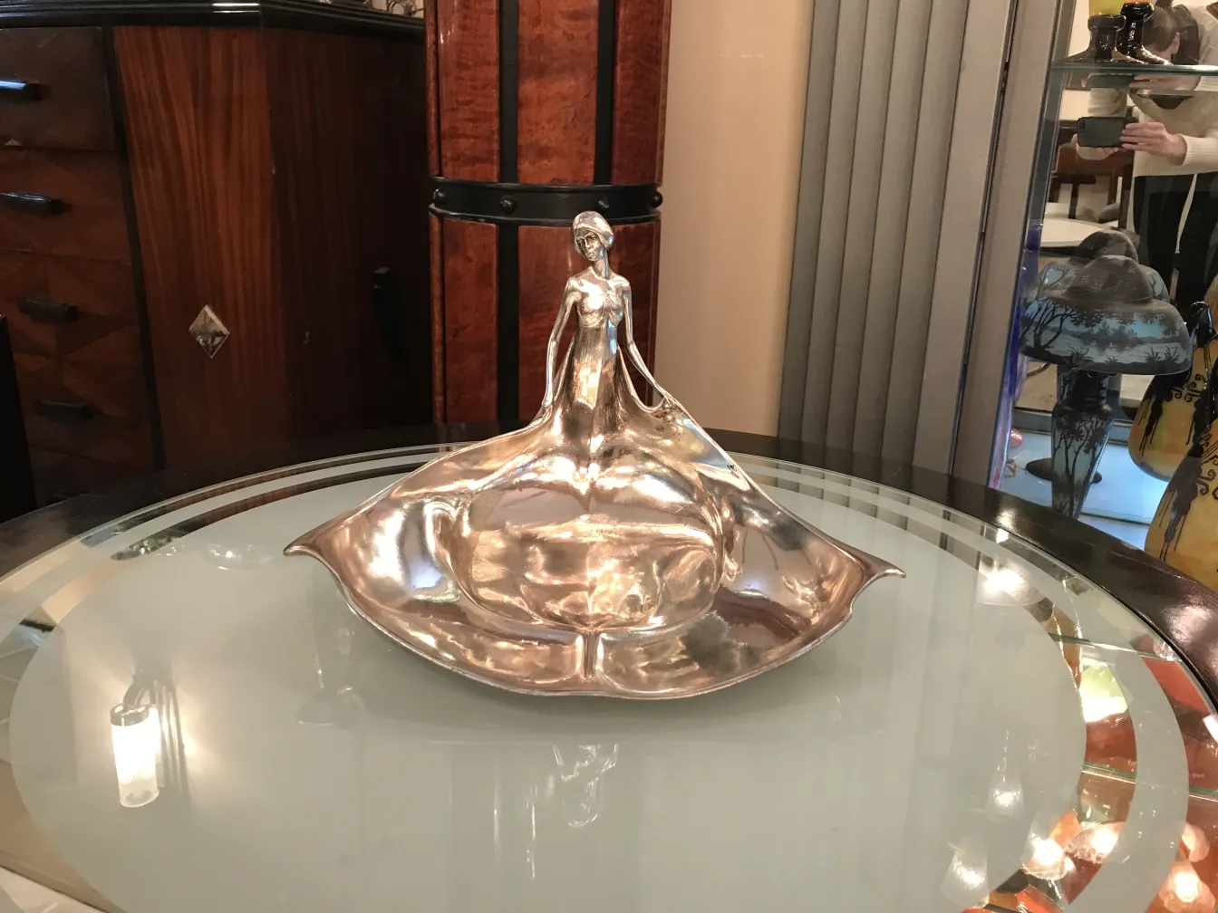 पत्र ट्रे पुरानी ORIVIT जिसमें सजावटी डिजाइन है