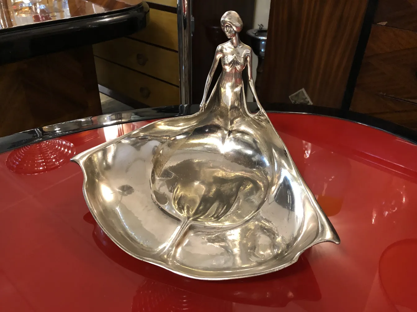 bandeja de cartas antiga com design de figura feminina