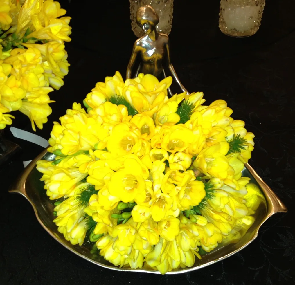 صينية مغلف معدنية  أوريفيت مع زهور صفراء