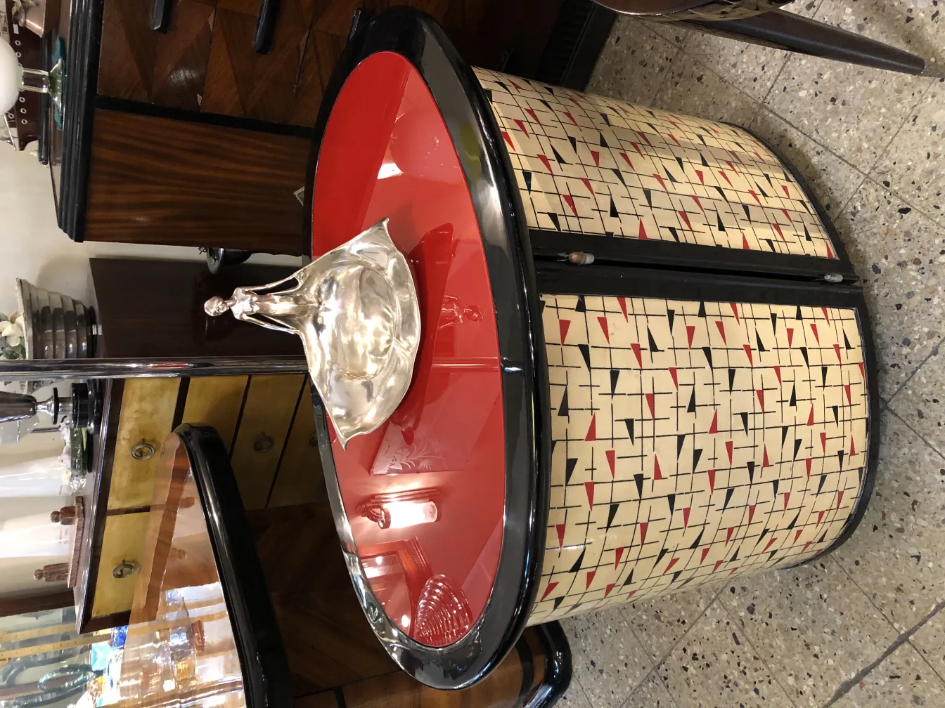 Antigua bandeja de cartas ORIVIT con fondo rojo y decoración gráfica.