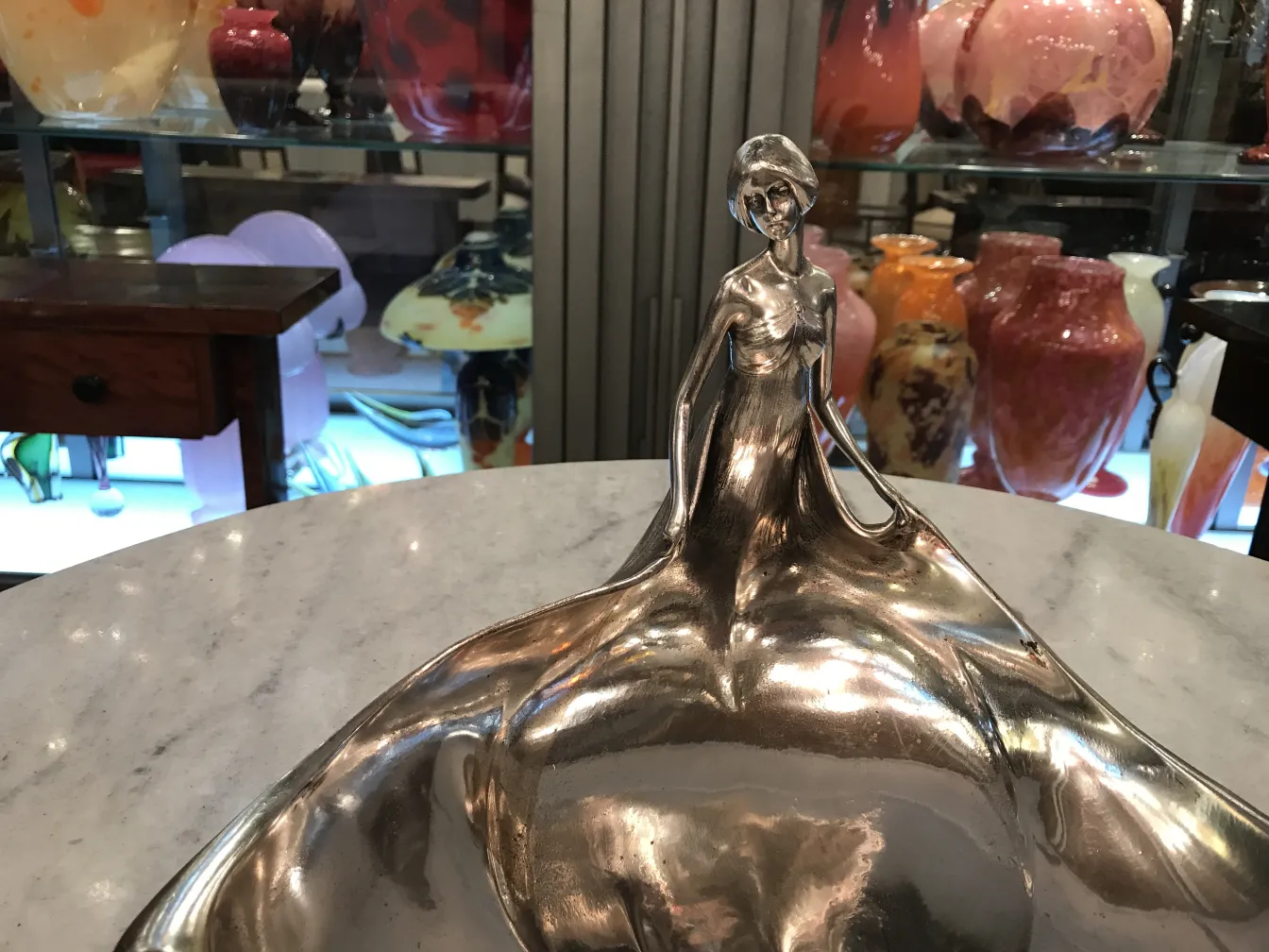 古董卡片托盘，设计优雅，女人人物，周围有五彩装饰物品